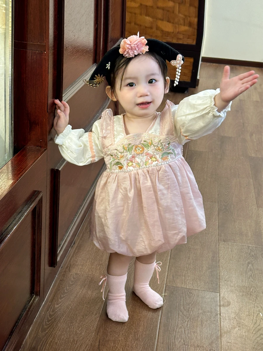 1歳誕生日の祖父母に贈る服は、華やかさと温かみのバランスが鍵です！
