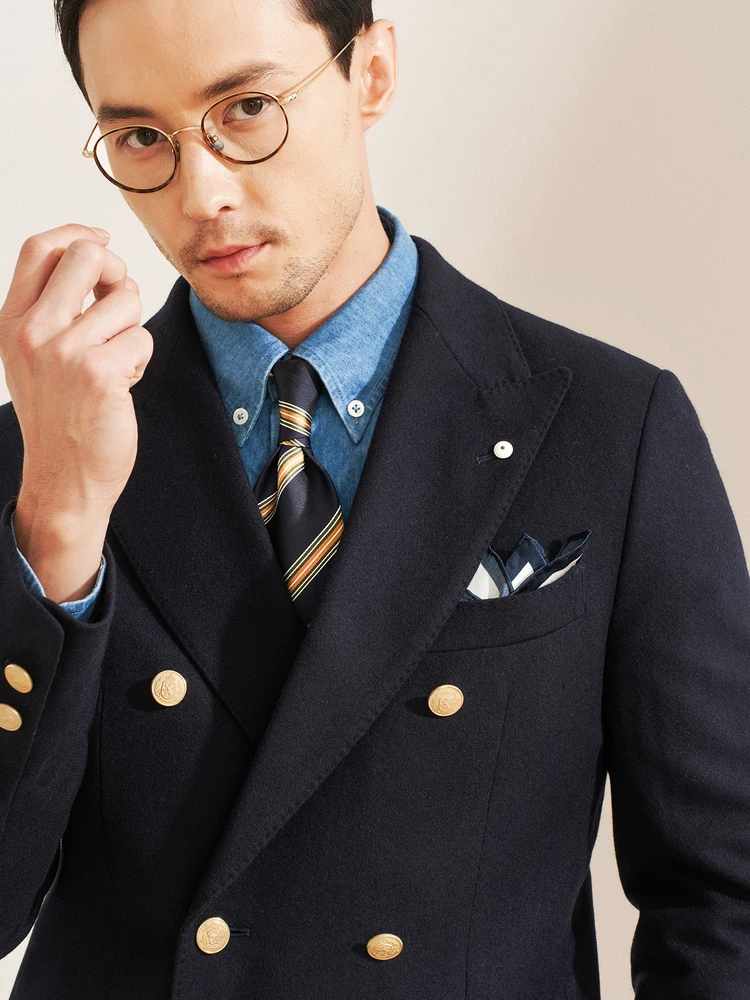 スーツ チェスターコートを選ぶべきタイミングは？ベージュや黒の選択で通勤スタイルが変わる