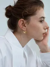 G/S パリストリート スマートデザインの扇形メタルイヤリング【イチョウの葉モチーフ・シンプルスタイル】