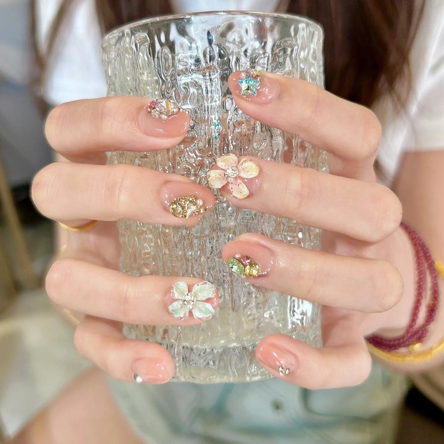 お呼ばれネイルにぴったりな「氷晶花」デザインの短め猫目ネイルは、どんなときを選ぶべき？