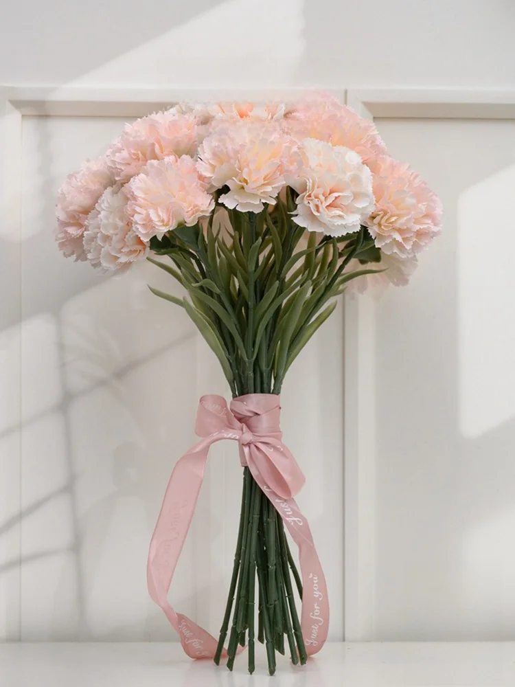 母の日ギフトにぴったり？カーネーションの造花が家庭  でどんな役割を果たすのか