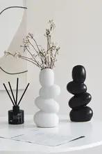 アブストラクトデザインの陶器製小花瓶【北欧風・リビング用・装飾アイテム】