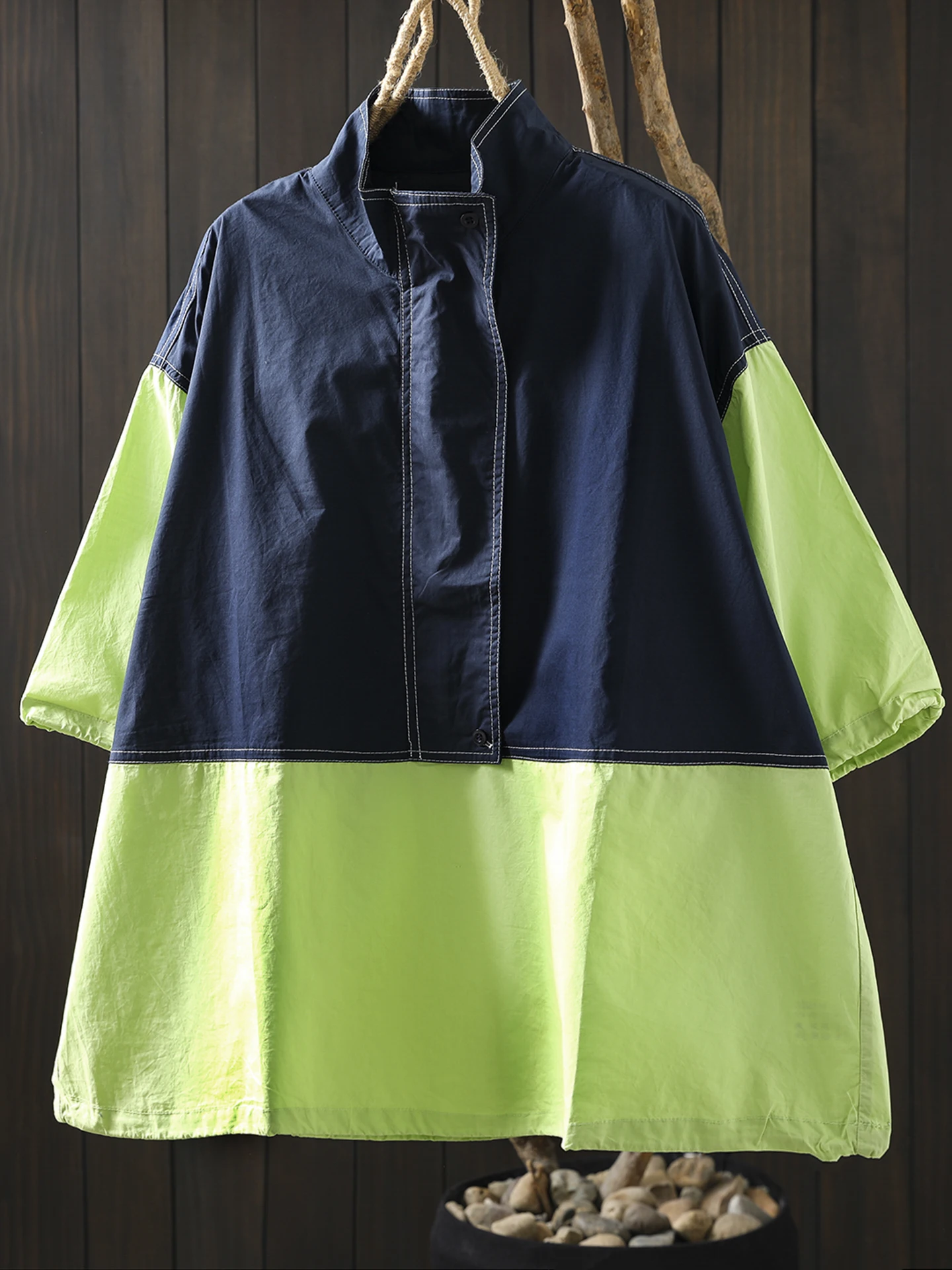 Tシャツを横から着るとき、どうやってスタイリングするの？