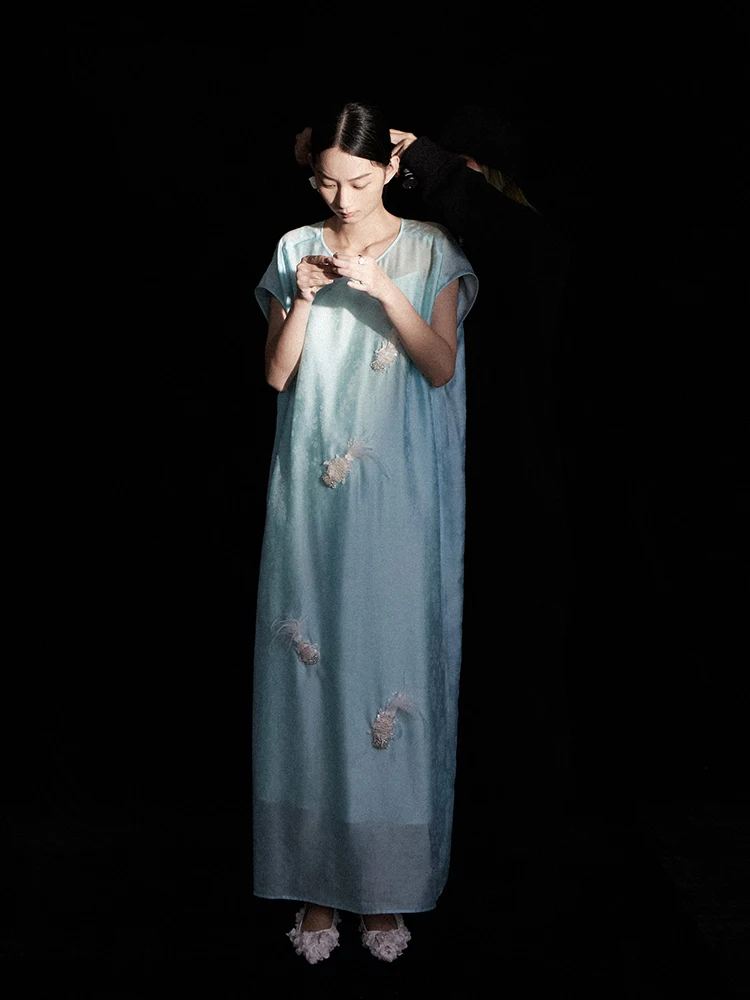 天絲素材の光沢感ある無袖ドレス【ビンテージ風・手作りビーズ付き・金魚デザイン】とは