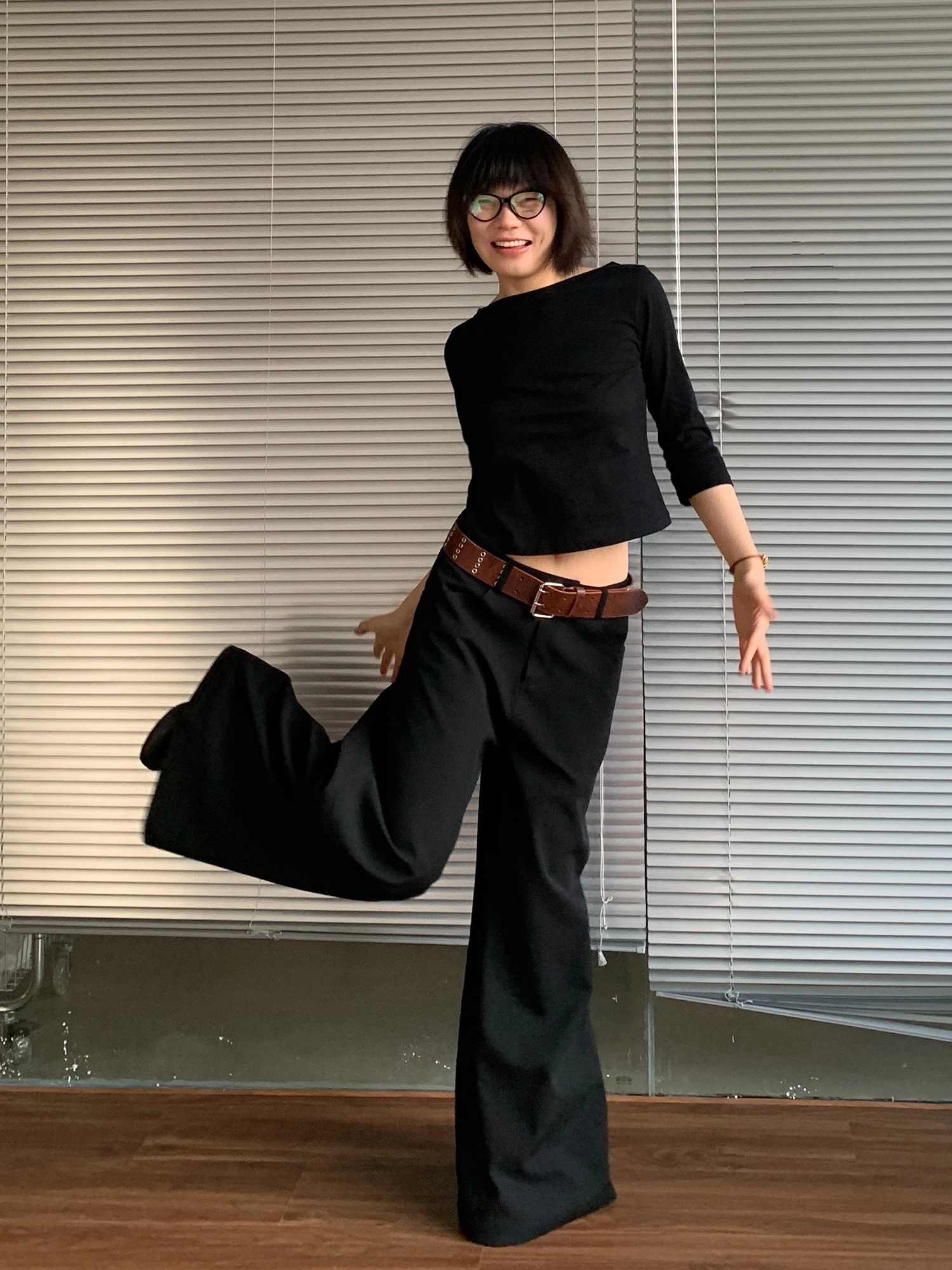 ワイドパンツをどう選ぶ？日常使いに最適な黒のゆったりロングパンツの選び方と活用法
