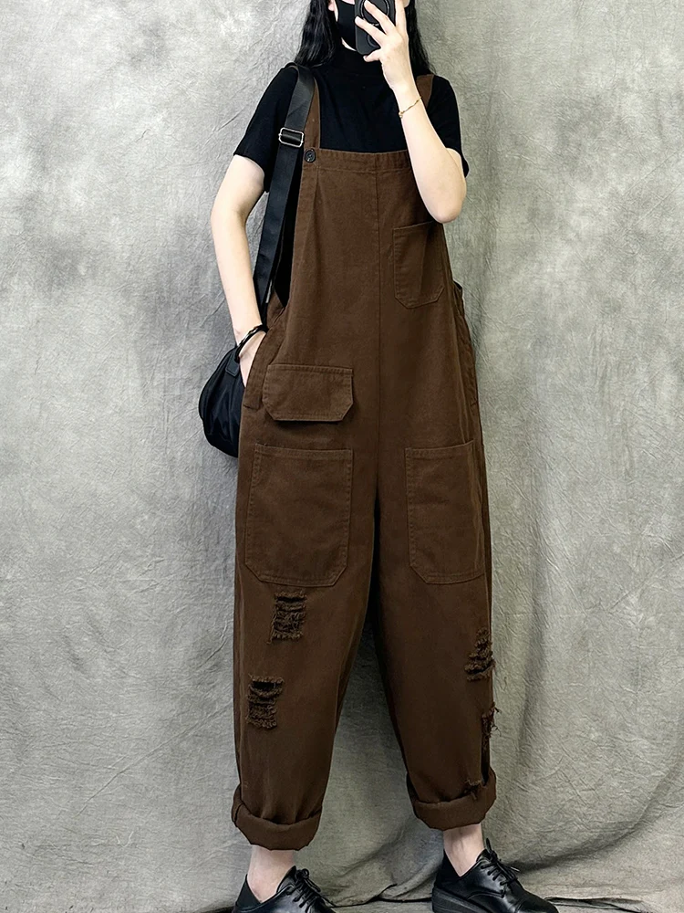 個性的デザインの破れ加工サロペットパンツ：田舎で着るおすすめのゆったりシルエットスタイル