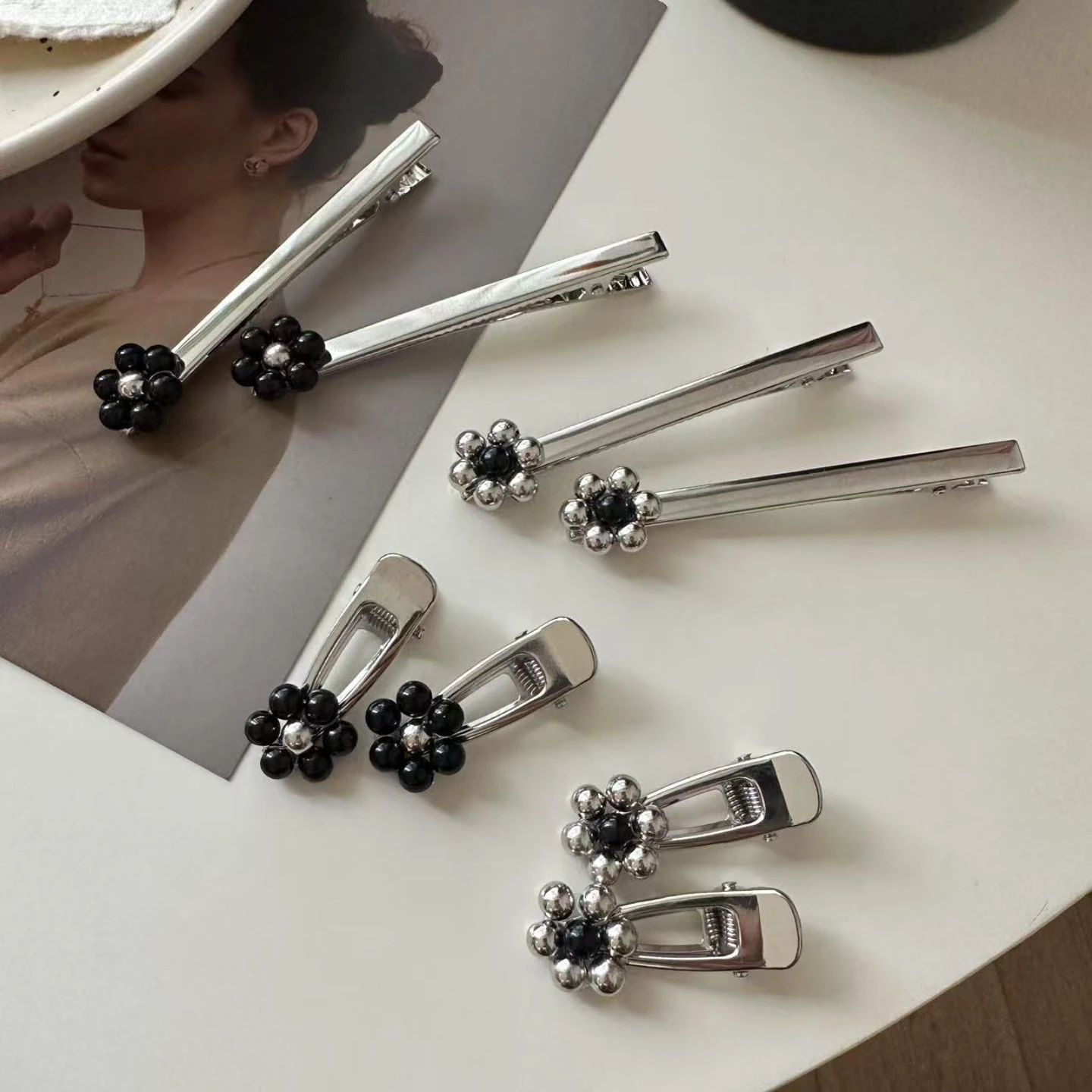 前髪斜め分けと前髪編み込みのバランスを取るには？花モチーフのヘアクリップが救う日常の美しさ