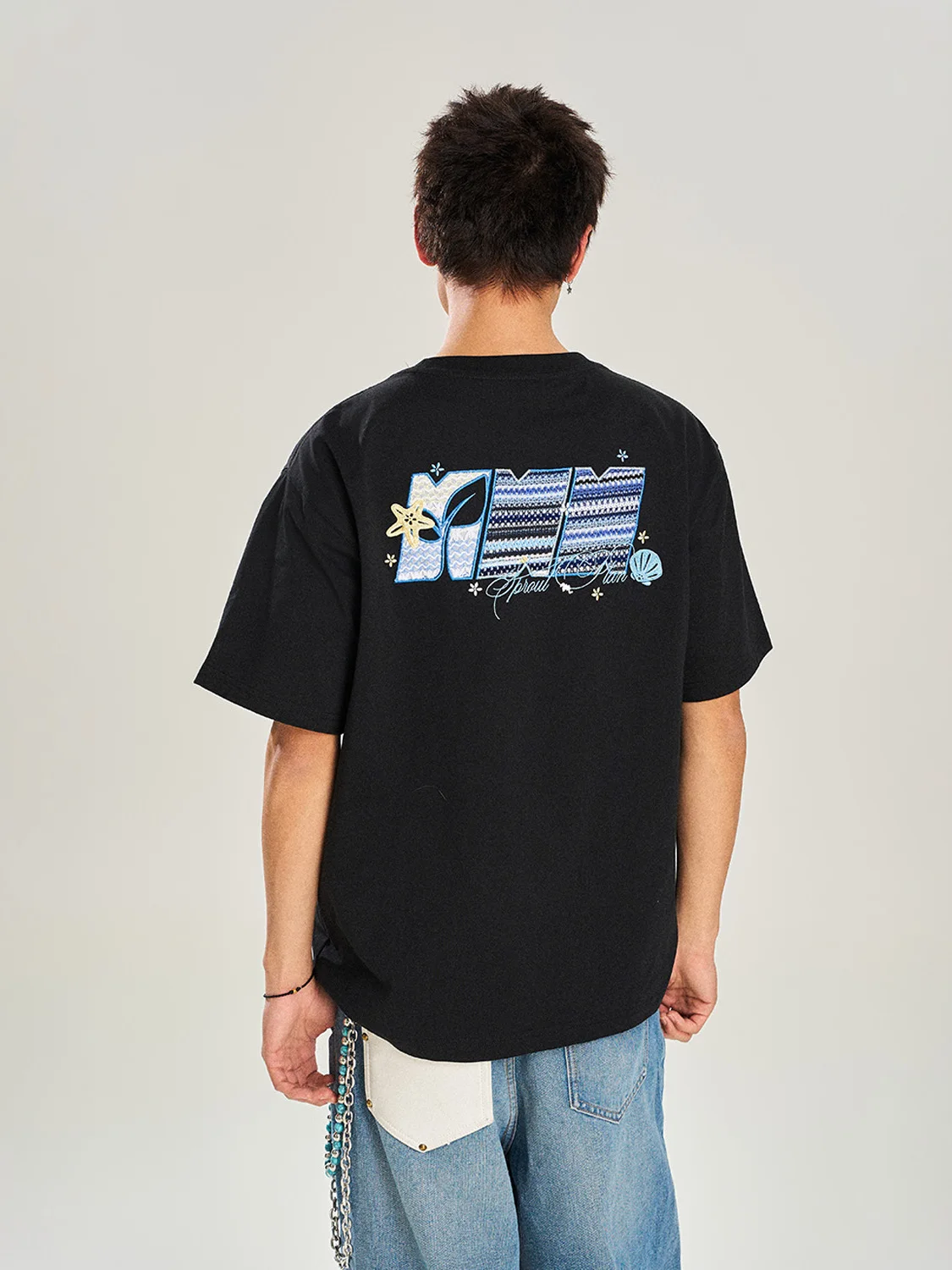 星の刺繍と透かしデザインのTシャツ：ユニセックス向けのデザインと機能性を徹底解説