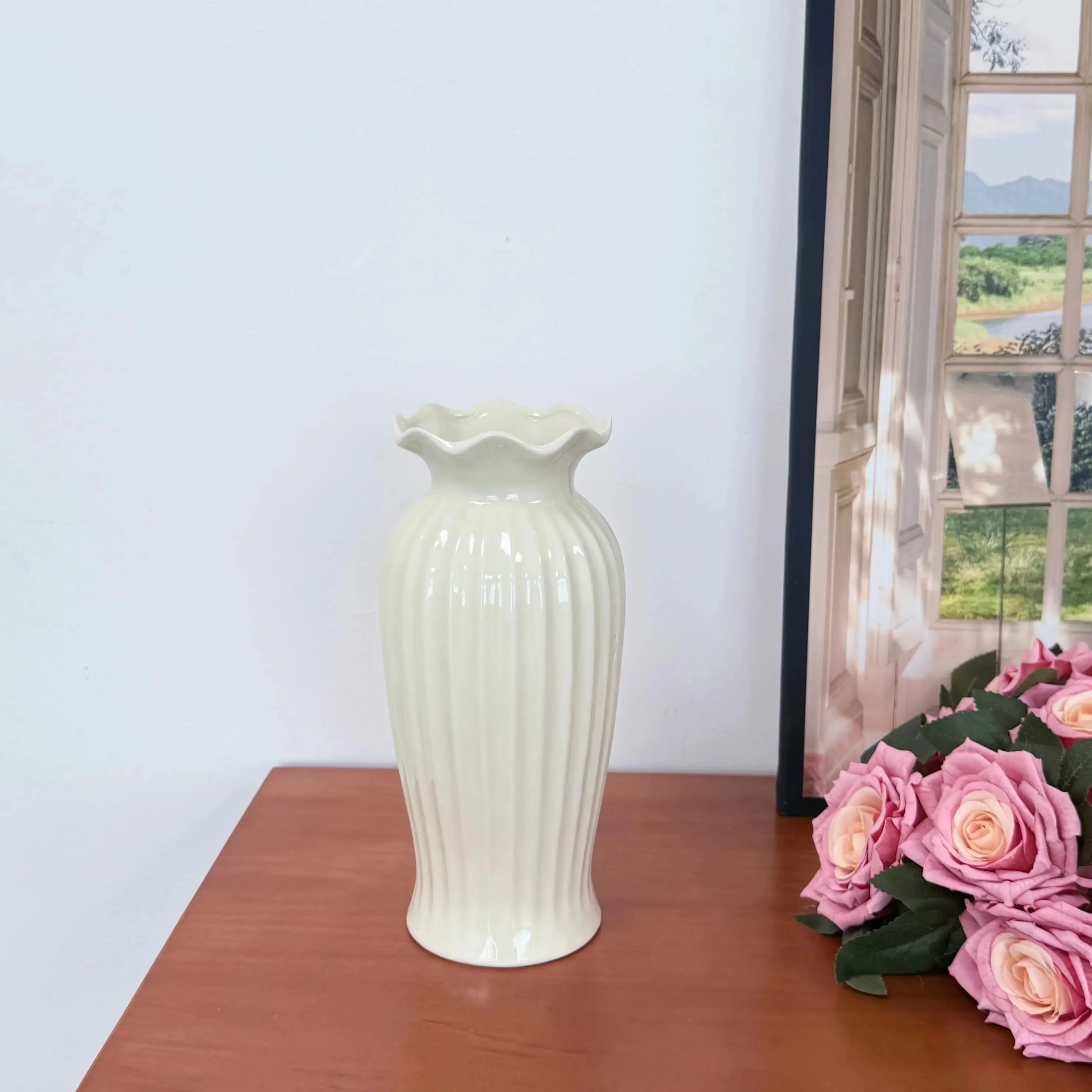 白色陶器のフラワーベース：ベランダガーデニングに最適な法式デザインの台面花瓶