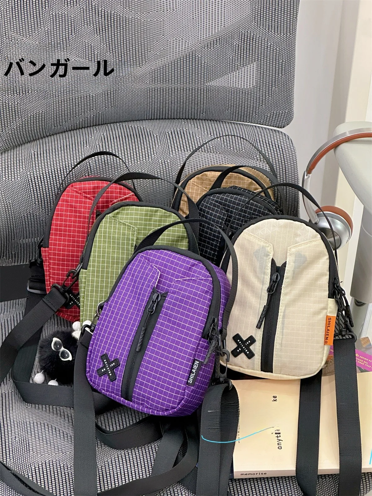 アウトドア用工装スタイルの小型ショルダーバッグ：小ささと機能性のバランスを実現