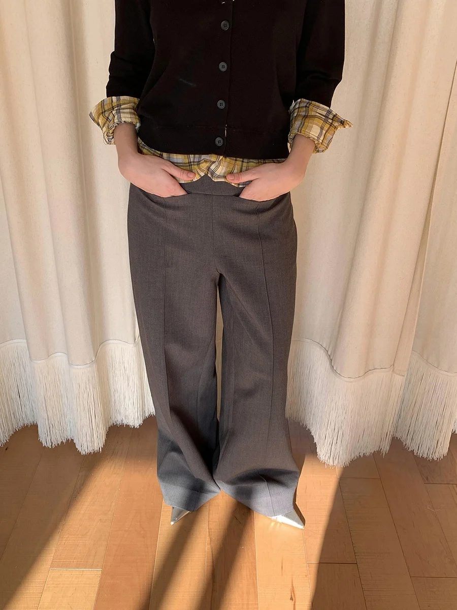 50代の通勤や散歩にぴったりなパンツは、どんなスタイルがおすすめ？