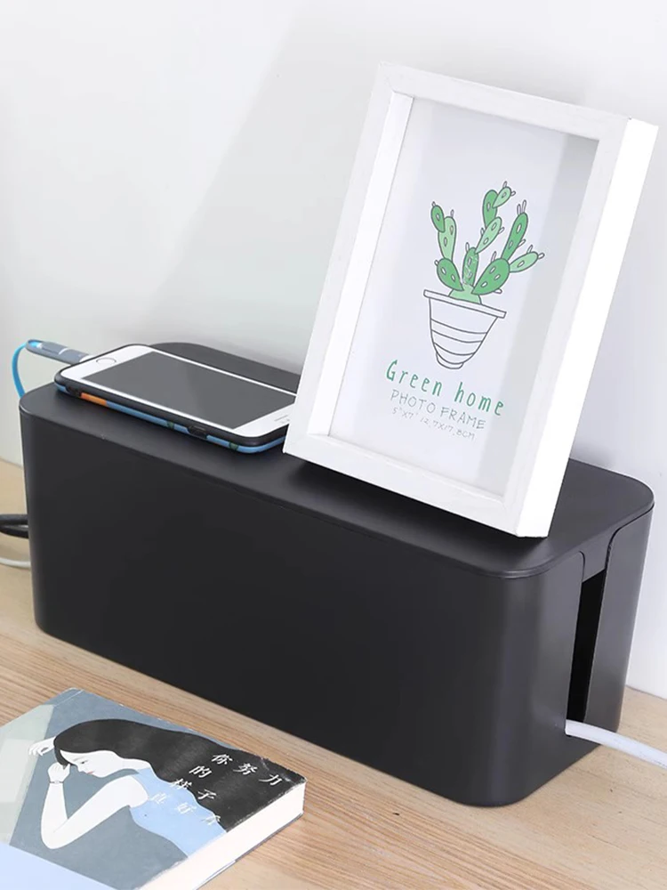 デスクトップ用電源タップ収納ボックス：ケーブル整理をスッキリにするコンパクトな収納解決策