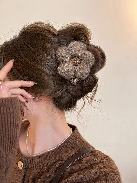 毛糸の花モチーフヘアクリップ【女性用・サメクリップ・高級感あるデザイン】