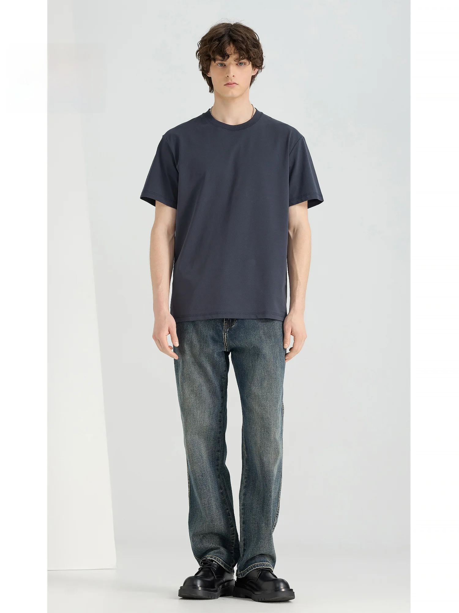 メンズ半袖Tシャツをどう選ぶ？深青色の「極上の柔らかさ」が解決する夏の悩みとは