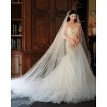 フィッシュテールデザインの新婦用ドレス【ビーズ装飾・トレーン付き・スリーブレス】