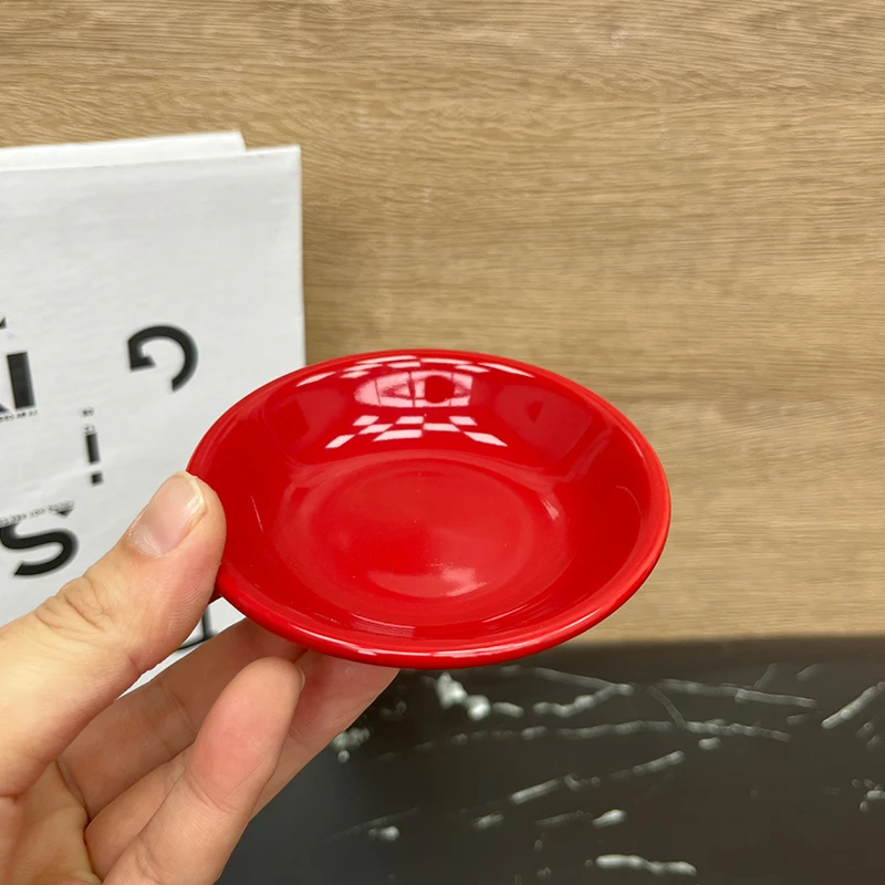シンプルな赤色陶製丸皿：家庭用醤油皿としての実用性と使い勝手