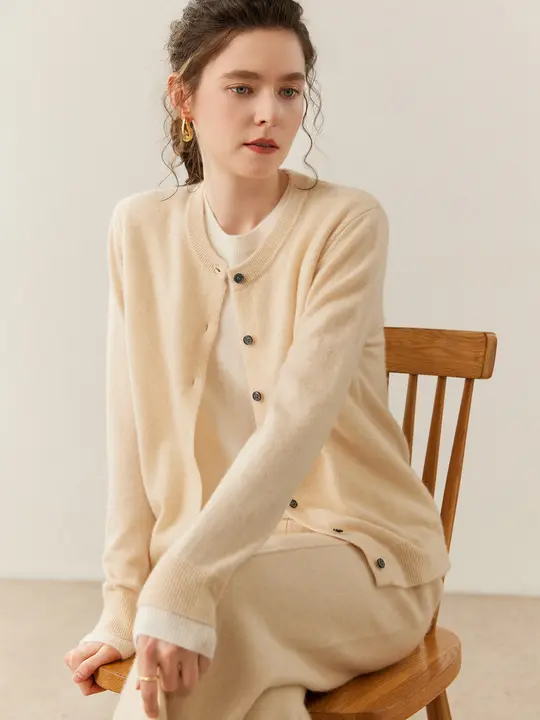 厚手のクルーネックニットカーディガン【女性用・極上の柔らかさ・シンプルデザイン】（セットアップ対応）