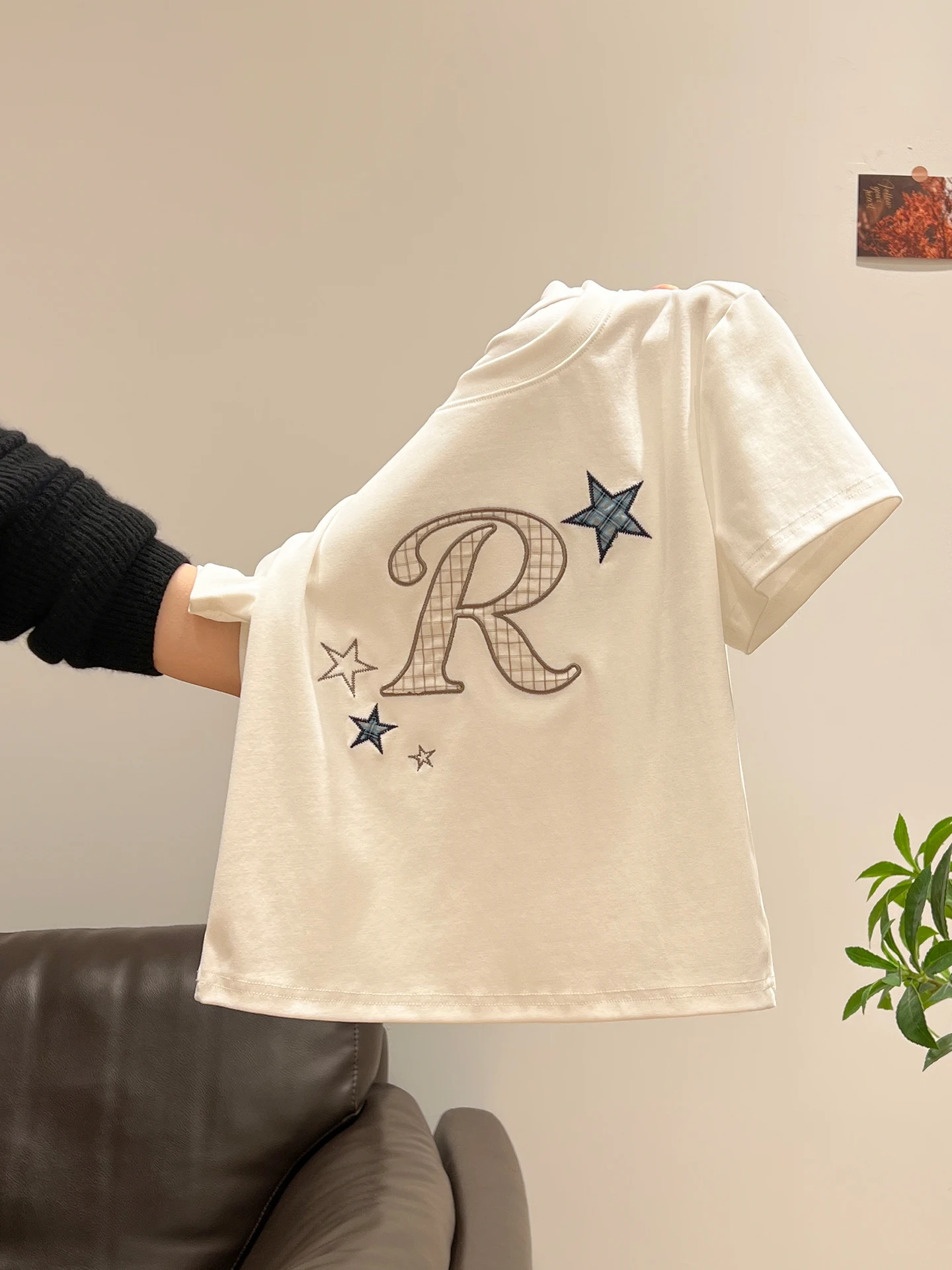 「tシャツ 小さい」はどうやって選ぶ？刺繍入りの修身型Tシャツが通勤スタイルを救う理由