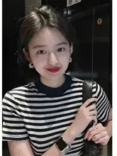 ブラックとホワイトのストライプ ラウンドネックショートスリーブTシャツ【夏用・スリムフィット・ショート丈・冷感ニット】