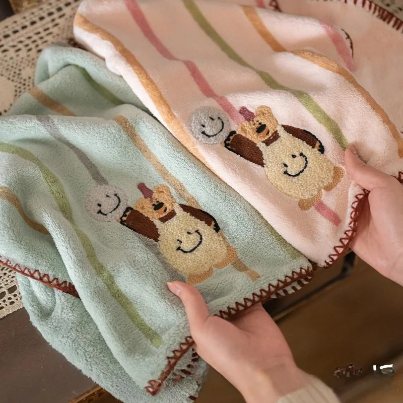 笑顔がかわいいクマ型コーラルシャワータオル：吸水速乾とボーダーデザインの実用性と使い勝手
