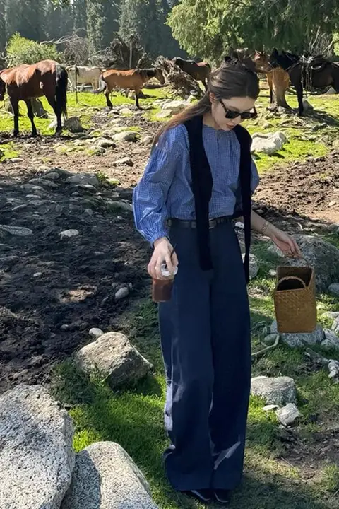 深い青のハイウエストリネンパンツ【ワイドレッグ・フィット・シンプルデザイン】