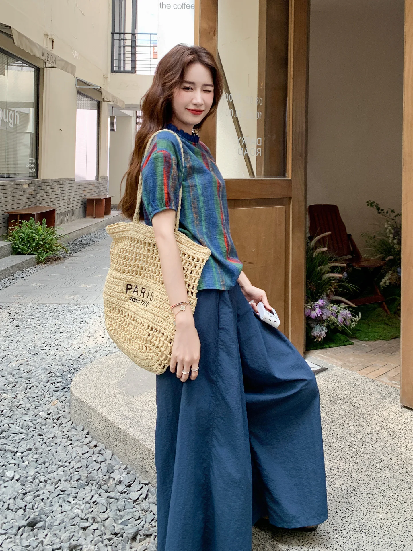 韓国スタイルの夏コーデをどう選ぶ？ブルーのストライプトップスとワイドパンツのセットが今、注目されている理由