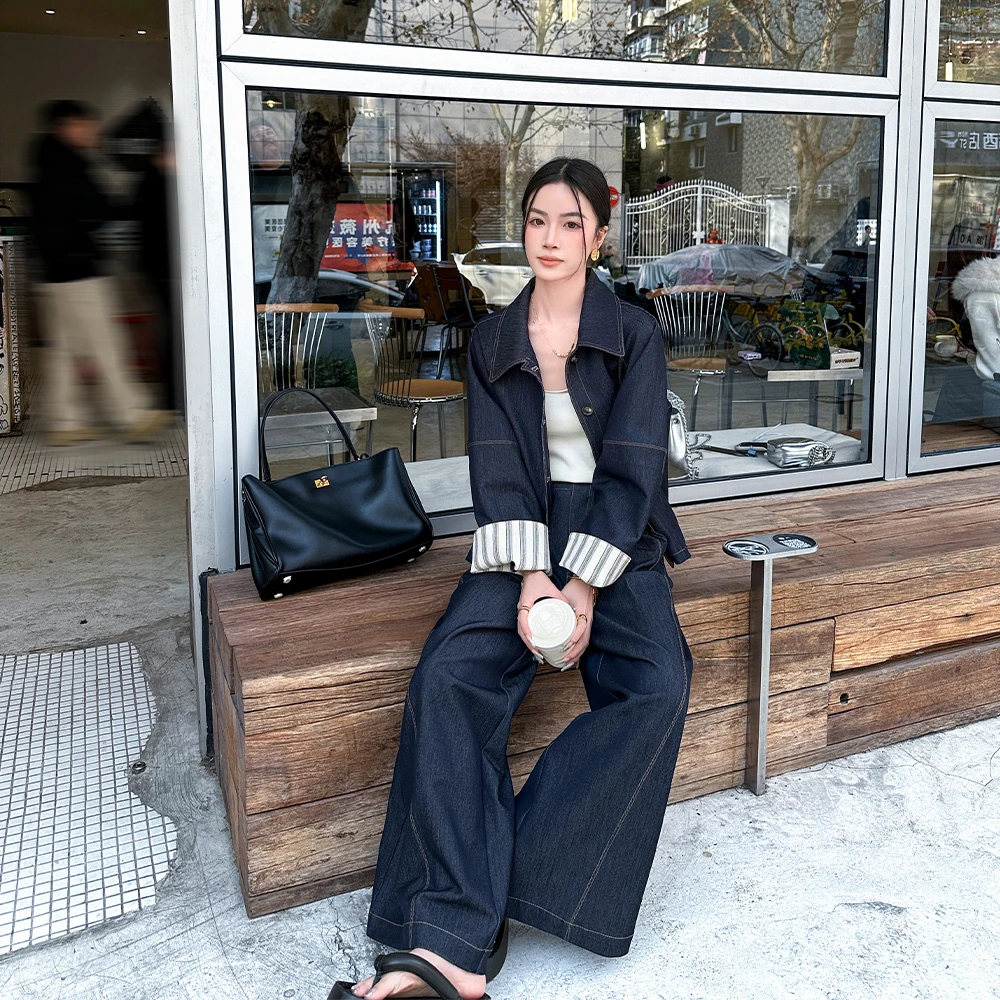 20代後半の女性が今、選ぶべき「レトロなデニム風ジャケットとストレートパンツ」は？