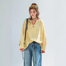 刺繍入りバイカラーのストライプ長袖Tシャツ【デザイン重視・Vネック・春用】