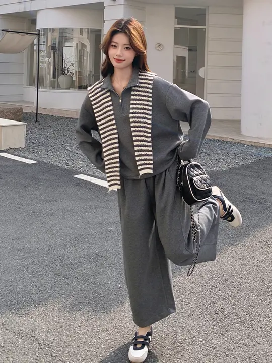感あふれるグレーのスウェットとワイドパンツの組み合わせ（セットアップ対応）