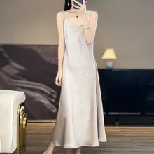 セクシーVネックのアイスシルクキャミソールドレス【薄手・春秋季用・シンプルデザイン】