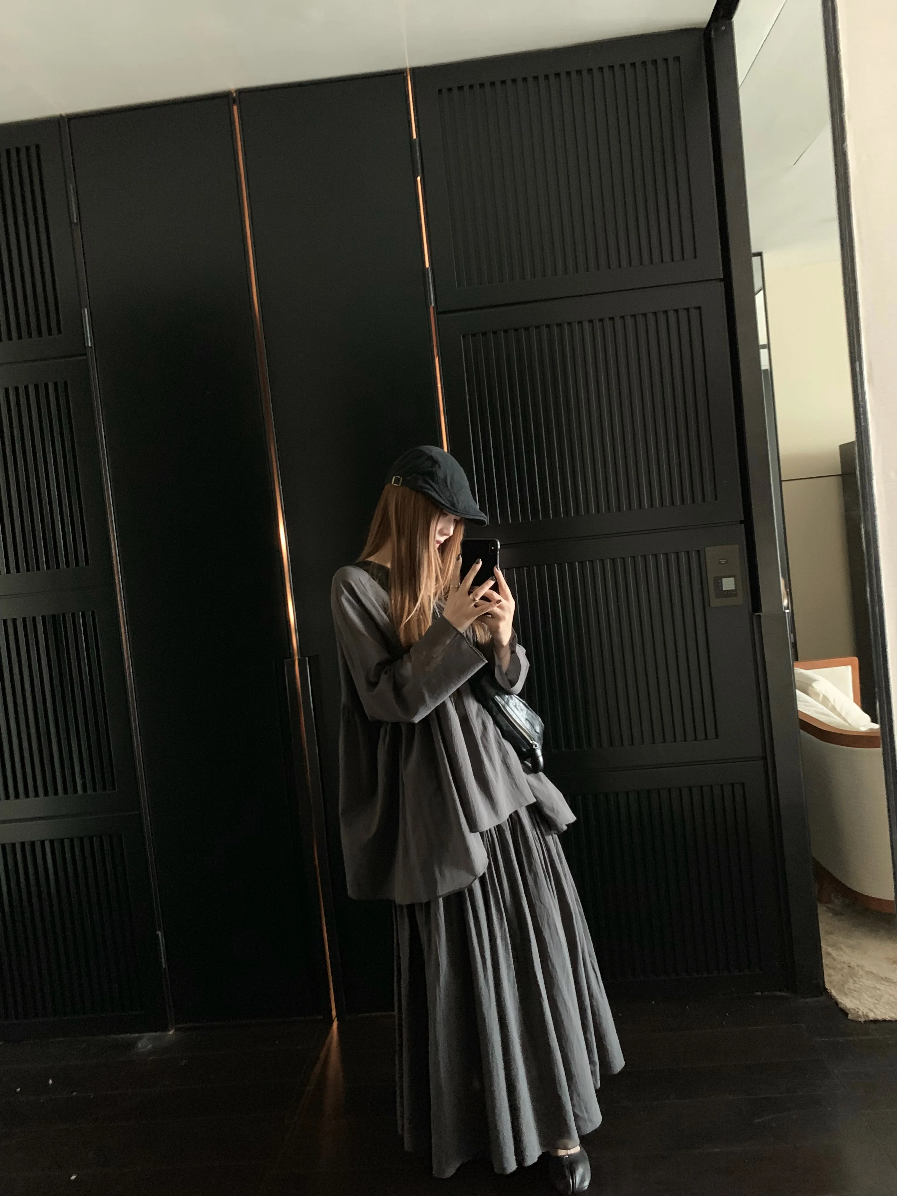 大人かわいいデザインのプリーツシャツとスカートセットアップ：似合う服がわからないときの着こなしチェックリスト