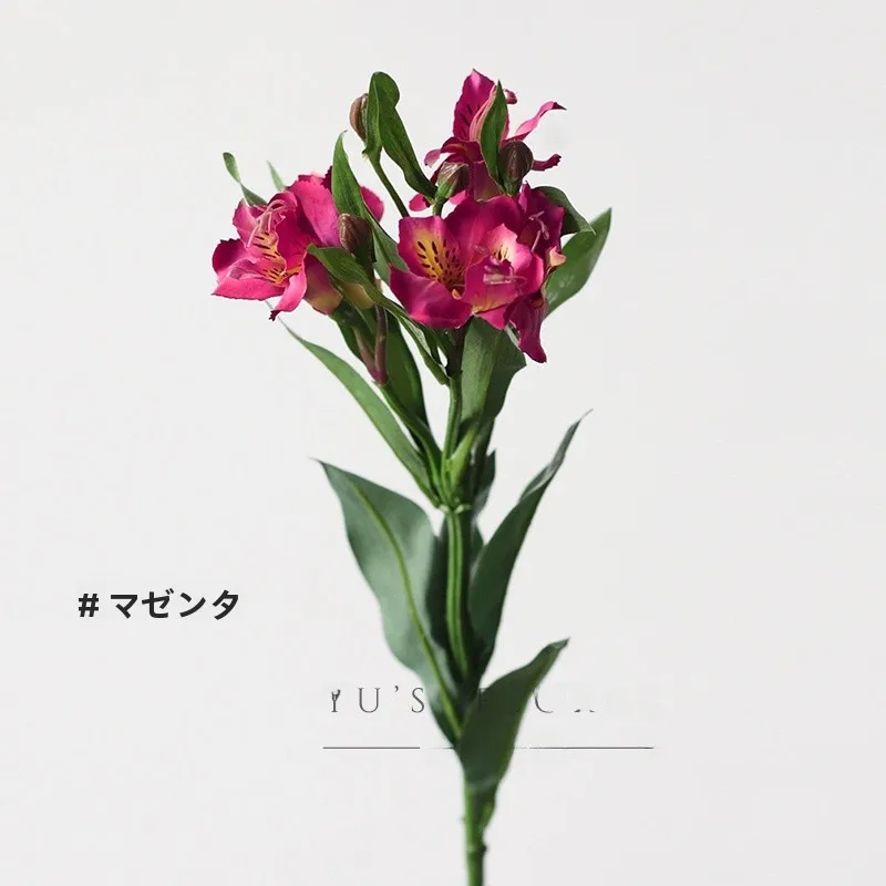 大きな花の造花：洋紅色の六初百合が提供するアンティーク風油絵デザインの空間演出