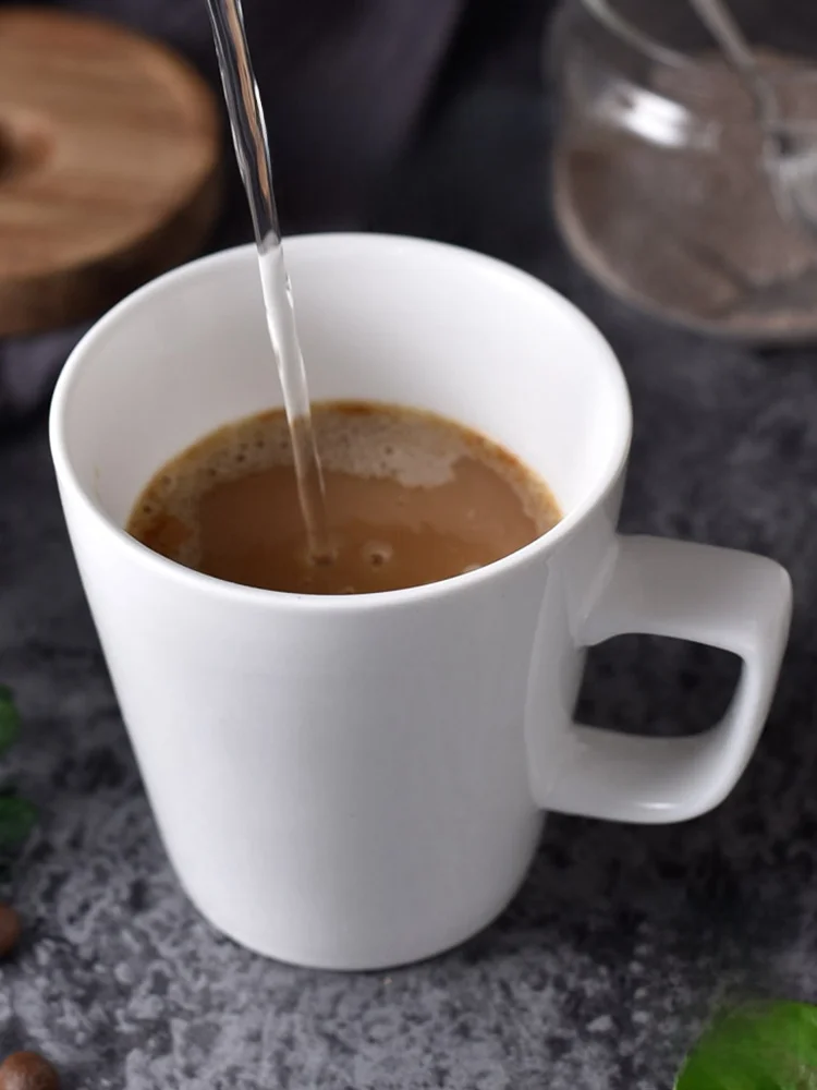 厚手純白陶器マグ：コップ飲み練習に最適なシンプルデザインの飲料用マグカップ