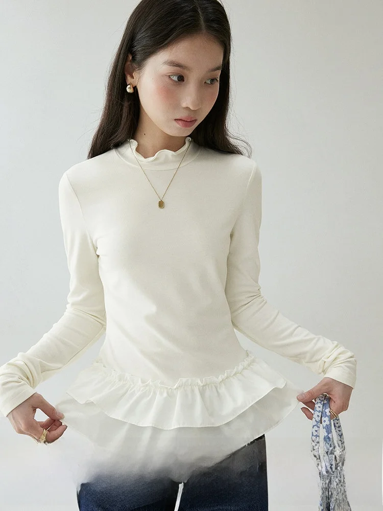 重ね着に最適なフリル付き長袖Tシャツ：冬用カジュアルスタイルの実用性とフィット感