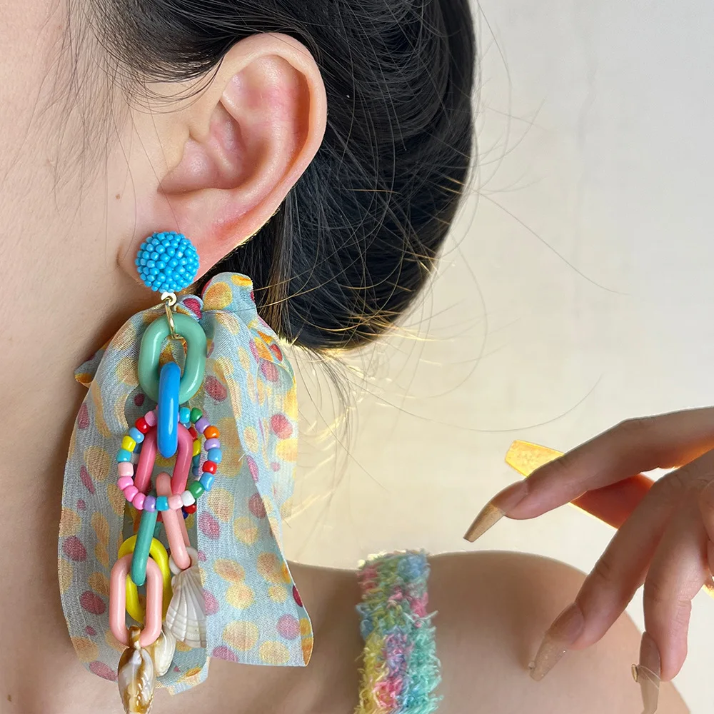 カラフルドットデザインのシフォンリボンピアス：女性向けのトレンドアクセサリーとは