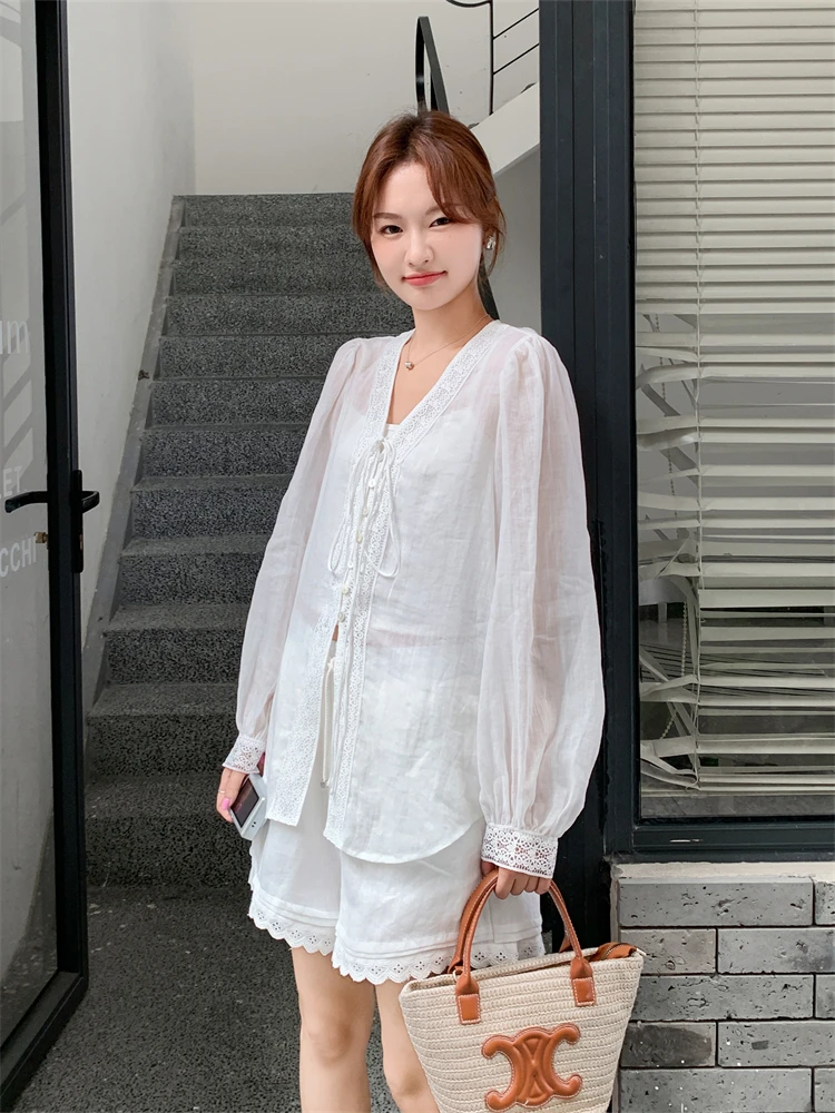 気温30度で涼しい服装としての白色の防晒シャツとショートパンツセットの実用性
