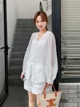 白色の防晒シャツとショートパンツ【夏用・リゾートスタイル・流行のデザイン】（セットアップ対応）