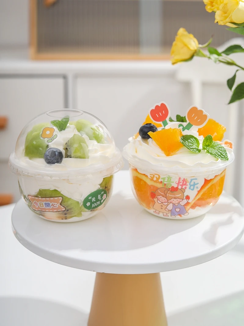 ストロベリーデザインのプラスチック製デザートカップ：95mm円形でアイスクリームやフルーツを安全に保存