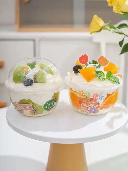 ストロベリーデザインのプラスチック製デザートカップ【95mm径・円形・アイスクリームやフルーツ用】