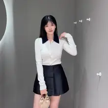 灰色ブロックカラーの翻領ニットセーター