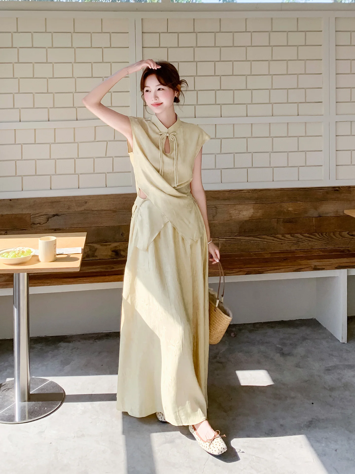 10月初めにぴったりの服は？黄色の中華風レーストップスとスカートが解決する夏の季節感