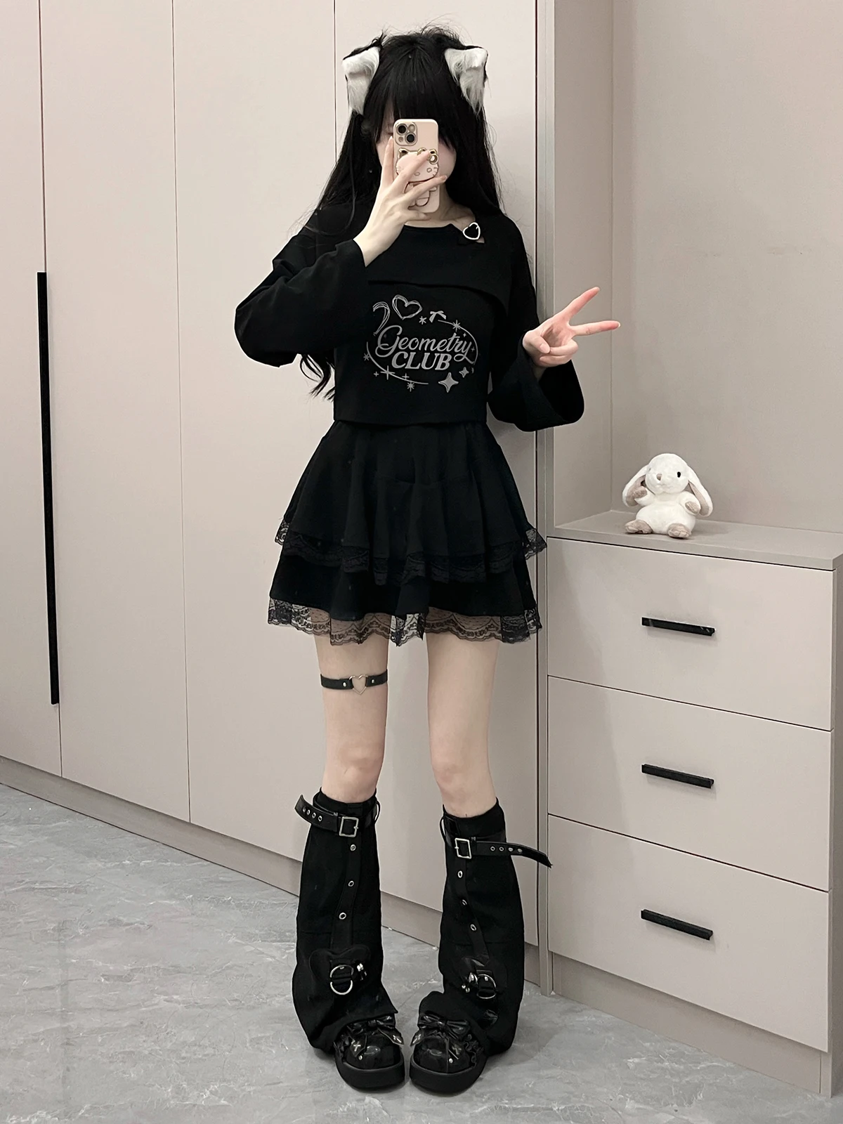 オフショルダー長袖トップス：スリムフィットで秋に着る女性向けのデザイントップス