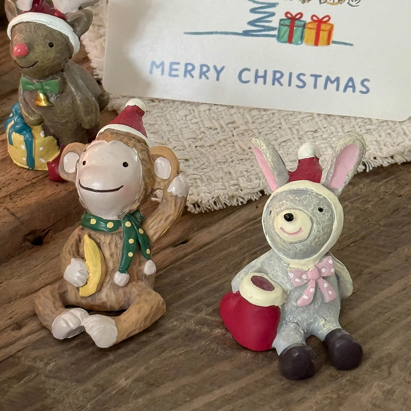 可愛い動物デザインの樹脂製置物：クリスマストイズに最適なデスクトップデコレーション