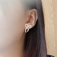 骨瓷製 蝶結びデザインのイヤリング【カジュアル・18Kゴールド仕上げ】