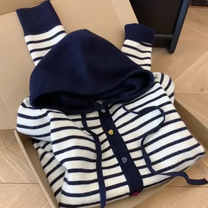 ストライプデザインのフード付きニットカーディガン【レディース・ゆったり・洗練されたスタイル】