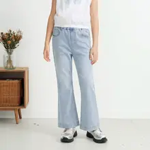 微喇デザインの女の子用デニムパンツ【夏用・明るいブルー・ストレッチ素材】（セットアップ対応）