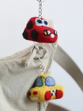 可愛くて楽しめる！手作りウールフェルトの車用キーホルダー【アート雑貨・青少年向けギフト】