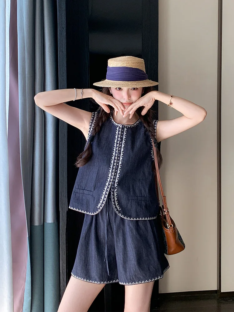 6月に着る服装の選び方で迷うなら、この「刺繍入りベストとショートパンツ」が救う