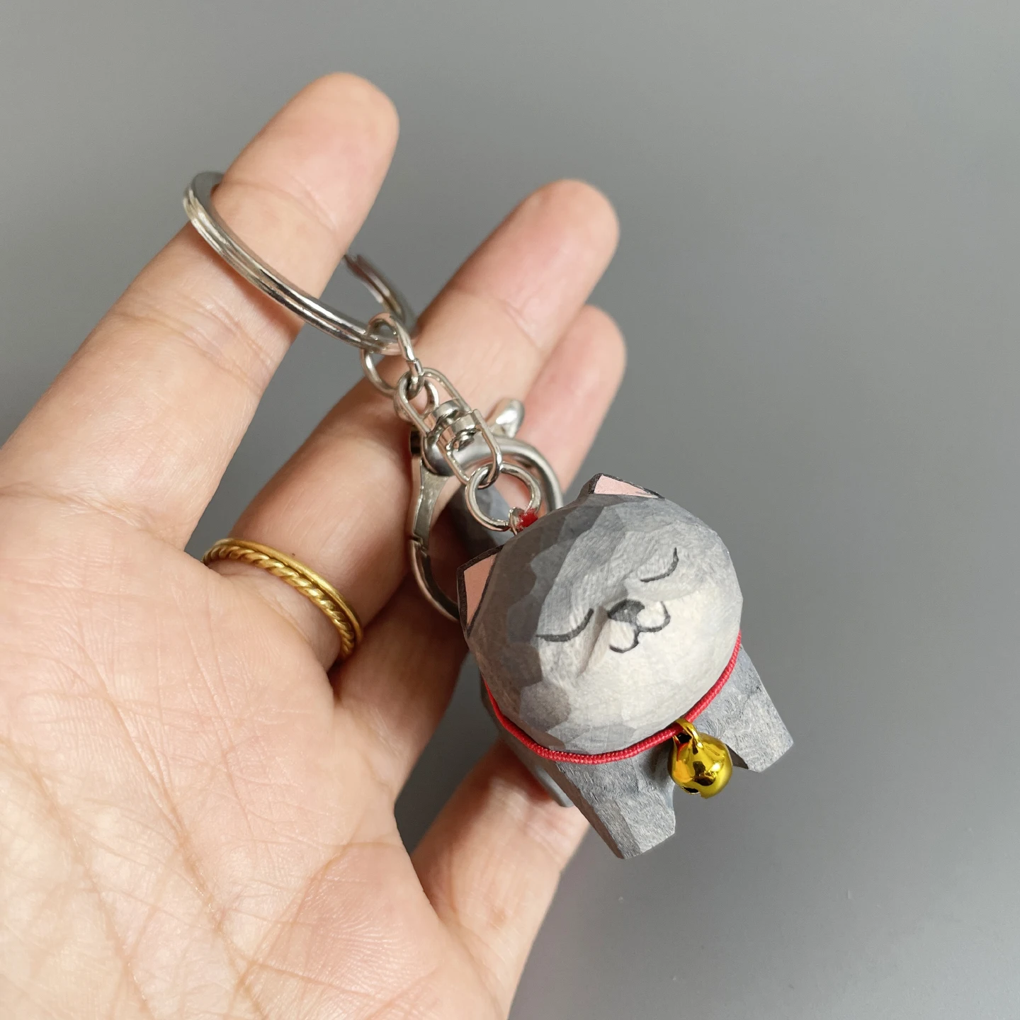 Happy Holidays にぴったりな贈り物は、手作りの木彫り青い猫キーホルダー？