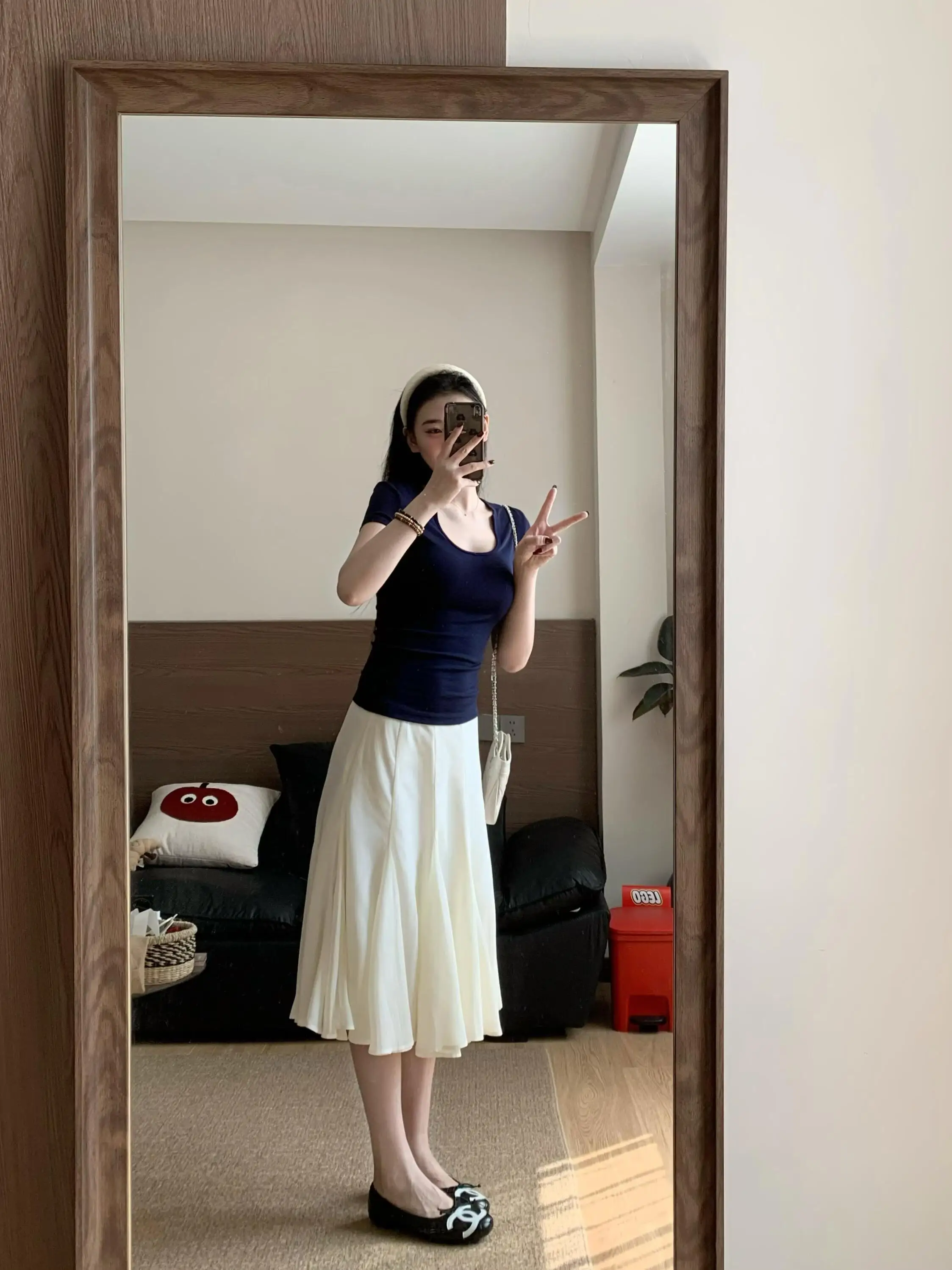杏色ドレープハイウエストAラインスカート：シンプルきれいめコーデの定番アイテムとしての実用性と着こなしのバランス